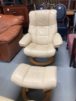 Ekorness Stressless armchair with stool