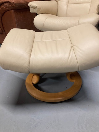 Ekorness Stressless armchair with stool